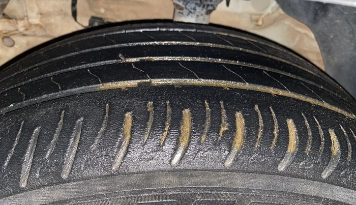 2022 Mahindra XUV300 W8 (O) 1.2 PETROL, Petrol, Manual, 61,570 km, Left Front Tyre Tread