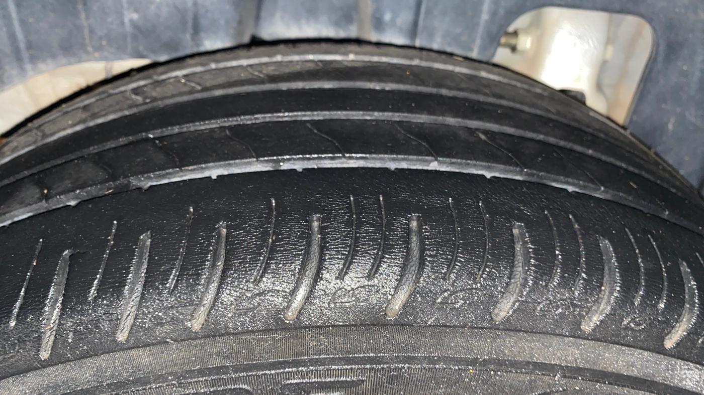 2022 Mahindra XUV300 W8 (O) 1.2 PETROL, Petrol, Manual, 61,570 km, Right Rear Tyre Tread