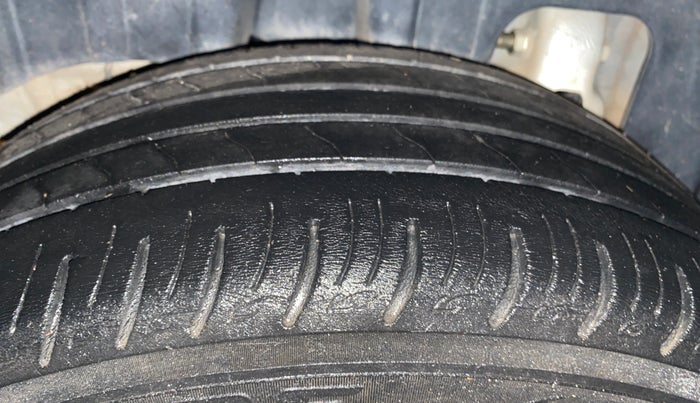 2022 Mahindra XUV300 W8 (O) 1.2 PETROL, Petrol, Manual, 61,570 km, Right Rear Tyre Tread