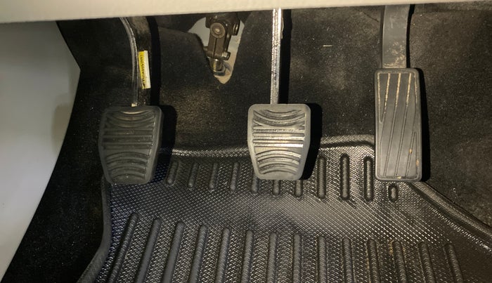 2022 Mahindra XUV300 W8 (O) 1.2 PETROL, Petrol, Manual, 61,570 km, Pedals