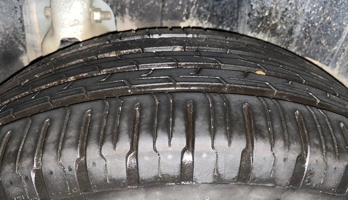 2022 Mahindra XUV300 W8 (O) 1.2 PETROL, Petrol, Manual, 61,570 km, Left Rear Tyre Tread