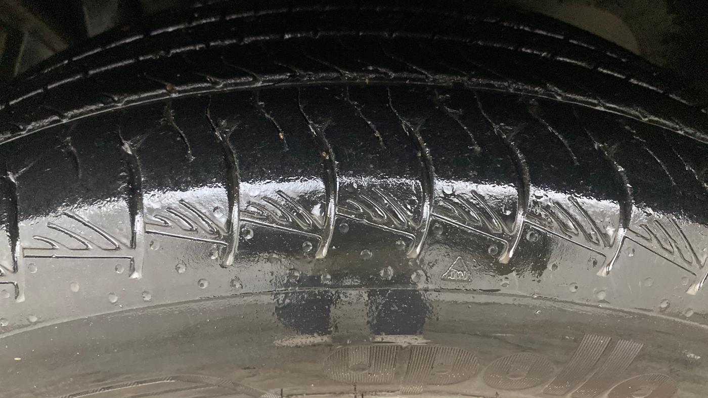 2015 Ford Ecosport TITANIUM 1.5L PETROL AT, Petrol, Automatic, 1,04,391 km, Left Front Tyre Tread