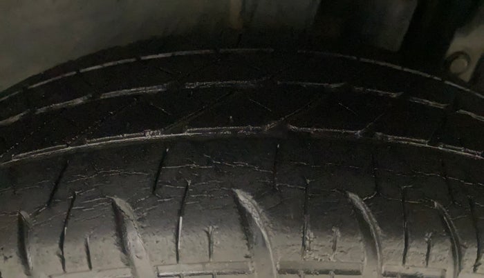 2013 Maruti Swift VXI, Petrol, Manual, 1,11,639 km, Left Rear Tyre Tread