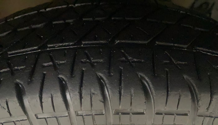 2013 Maruti Swift VXI, Petrol, Manual, 1,11,639 km, Right Front Tyre Tread