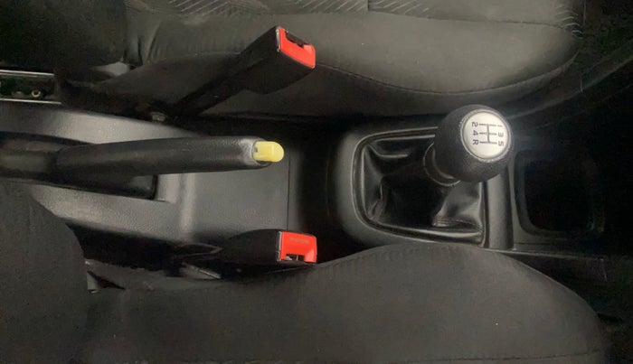 2013 Maruti Swift VXI, Petrol, Manual, 1,11,639 km, Gear Lever