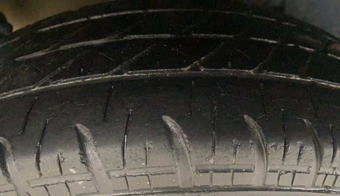 2013 Maruti Swift VXI, Petrol, Manual, 1,11,639 km, Right Rear Tyre Tread