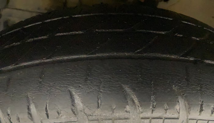 2013 Maruti Swift VXI, Petrol, Manual, 1,11,639 km, Left Front Tyre Tread