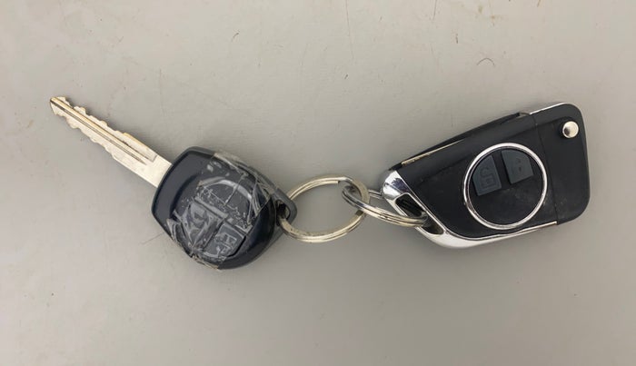 2013 Maruti Swift VXI, Petrol, Manual, 1,11,639 km, Key Close Up