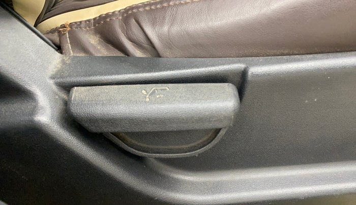 2013 Hyundai i20 SPORTZ 1.4 CRDI, Diesel, Manual, 1,48,956 km, Driver Side Adjustment Panel