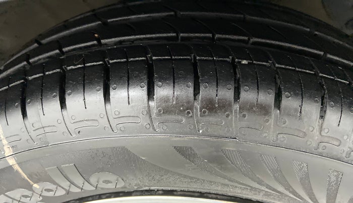 2017 Hyundai Grand i10 SPORTZ (O) 1.2 AT VTVT, Petrol, Automatic, 89,733 km, Right Front Tyre Tread