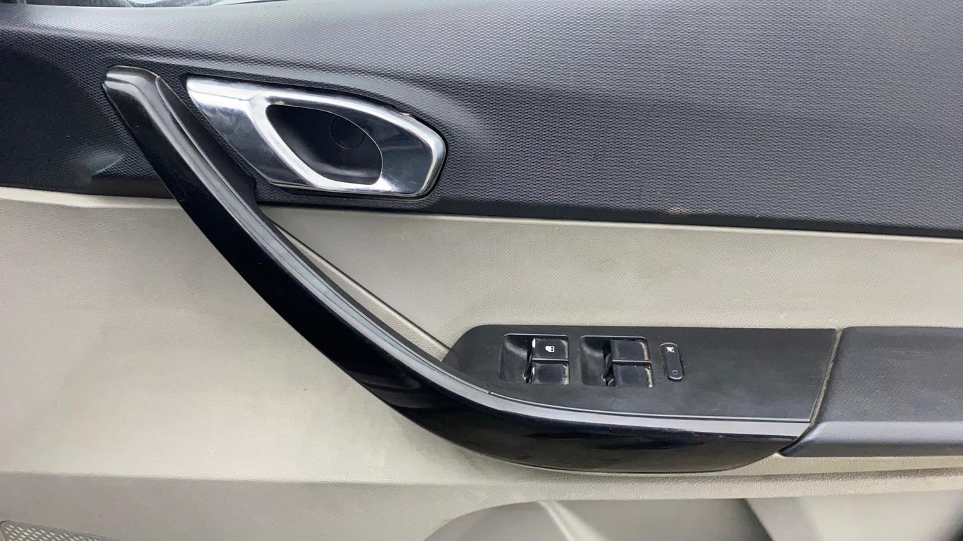 2017 Tata Tiago XZ PETROL, Petrol, Manual, 66,156 km, Driver Side Door Panels Control
