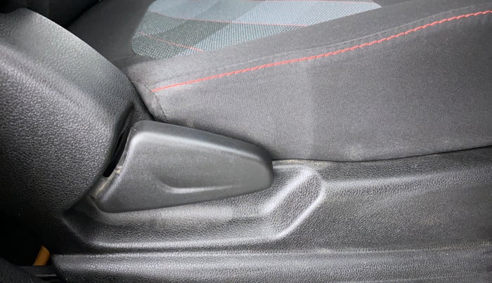 2021 Renault Kwid 1.0 RXT Opt AT, Petrol, Automatic, 35,829 km, Driver Side Adjustment Panel