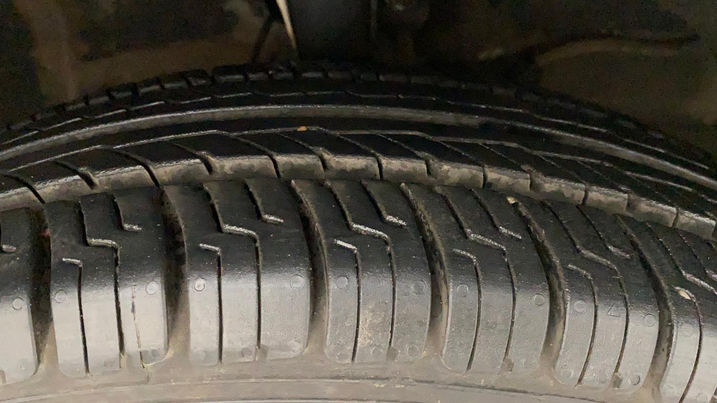2018 Maruti Swift VDI, Diesel, Manual, 69,055 km, Right Front Tyre Tread
