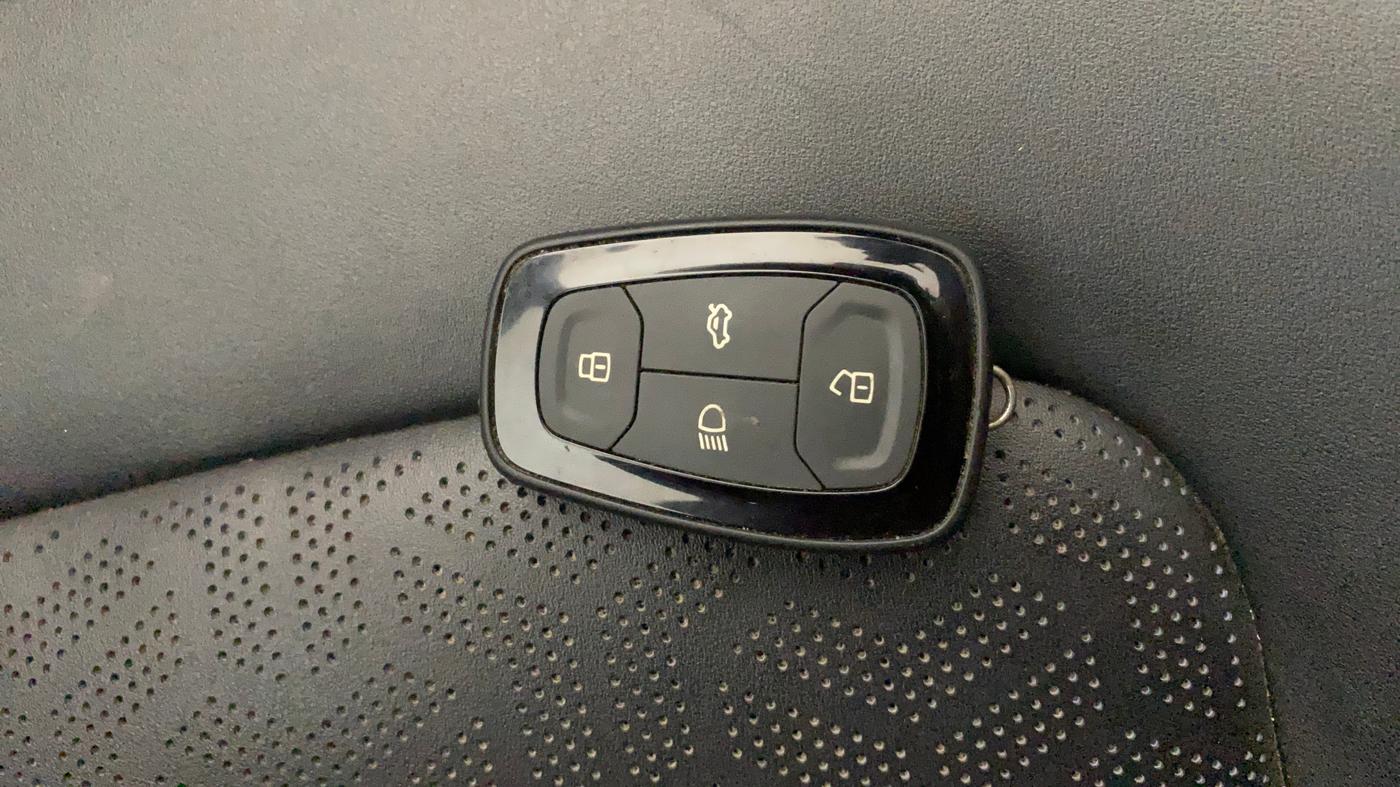 2022 Tata Harrier XZA Plus 2.0L Kryotec Halo Dark Edition, Diesel, Automatic, 1,33,989 km, Key Close Up
