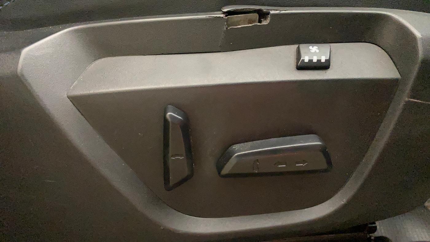 2022 Tata Harrier XZA Plus 2.0L Kryotec Halo Dark Edition, Diesel, Automatic, 1,33,989 km, Driver Side Adjustment Panel