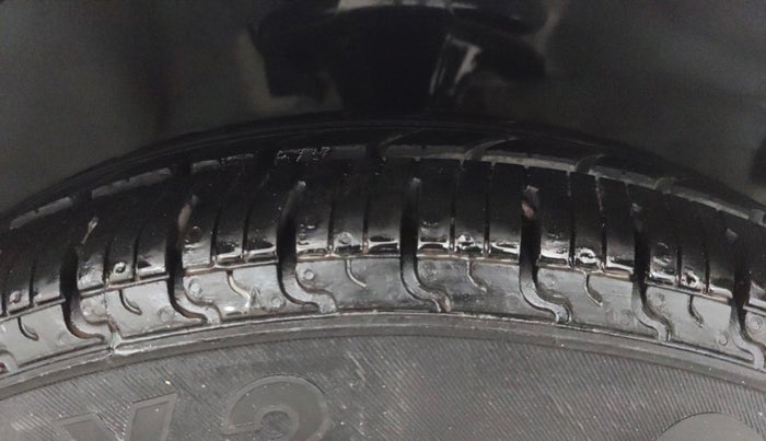 2013 Hyundai i10 MAGNA 1.1, Petrol, Manual, 62,707 km, Right Front Tyre Tread