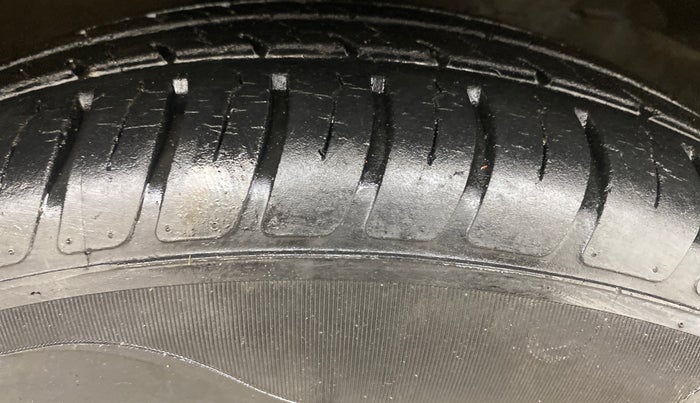 2014 Maruti Ritz VXI, Petrol, Manual, 66,896 km, Right Front Tyre Tread