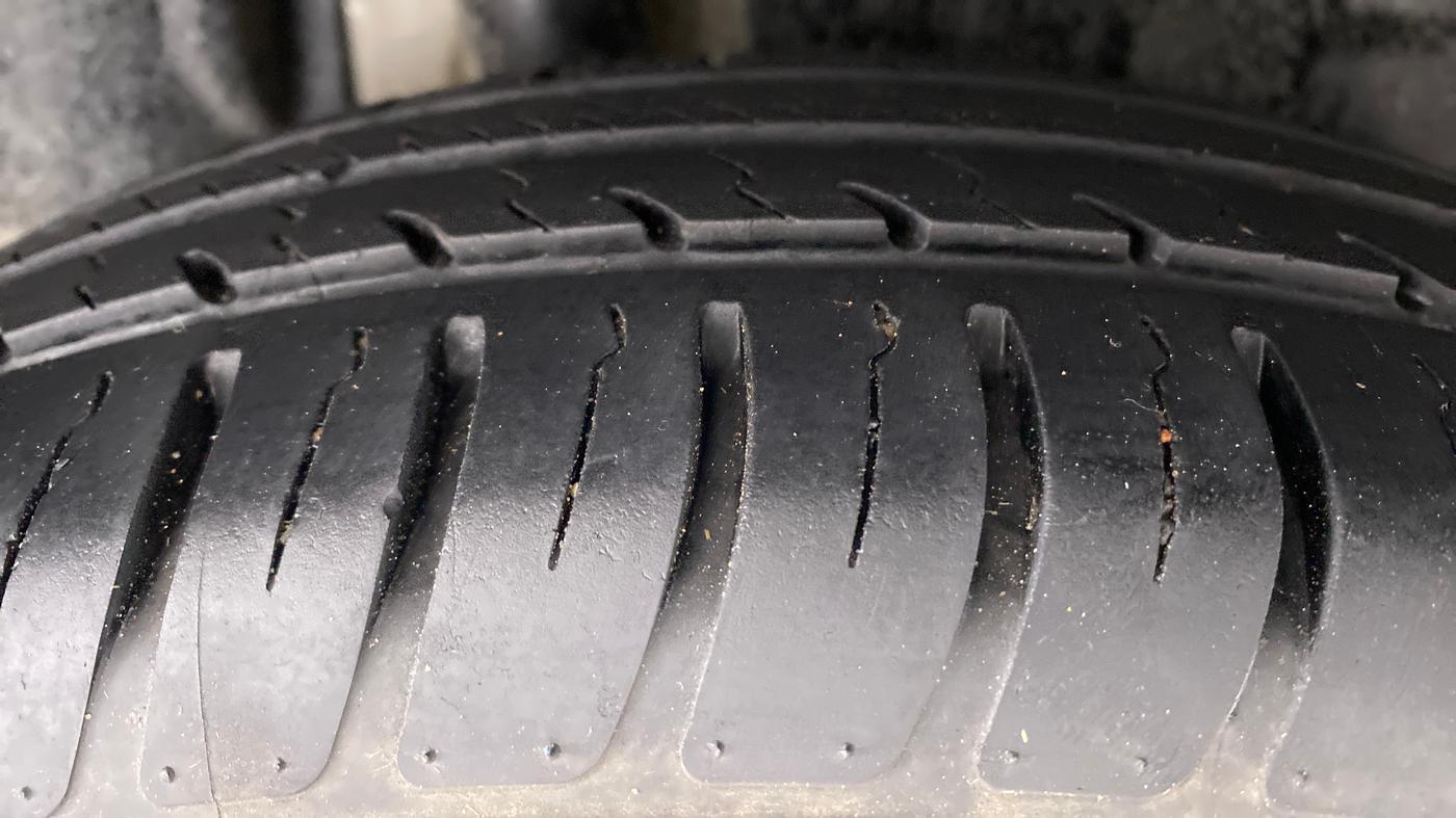 2018 Maruti Swift VXI D, Petrol, Manual, 28,016 km, Right Rear Tyre Tread