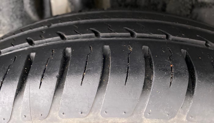 2018 Maruti Swift VXI D, Petrol, Manual, 28,016 km, Right Rear Tyre Tread