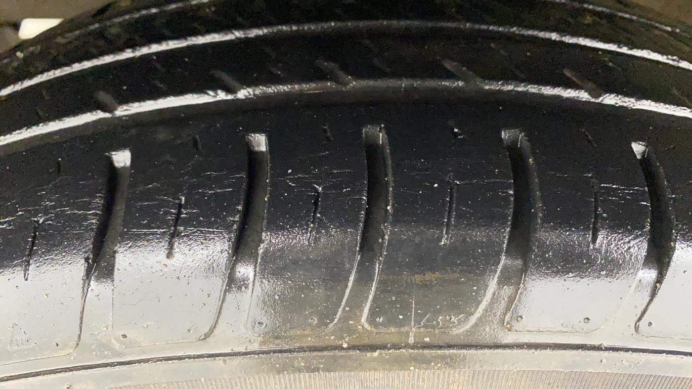 2018 Maruti Dzire LXI, Petrol, Manual, 23,276 km, Left Front Tyre Tread