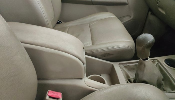 2013 Ford Endeavour 2.5L 4X2 MT, Diesel, Manual, 74,042 km, Gear Lever