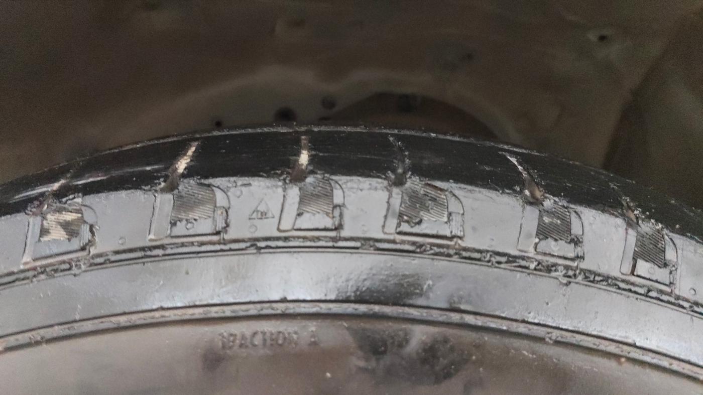 2013 Ford Endeavour 2.5L 4X2 MT, Diesel, Manual, 74,032 km, Left Front Tyre Tread