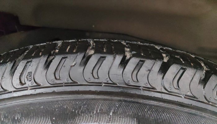 2013 Ford Endeavour 2.5L 4X2 MT, Diesel, Manual, 74,042 km, Left Rear Tyre Tread