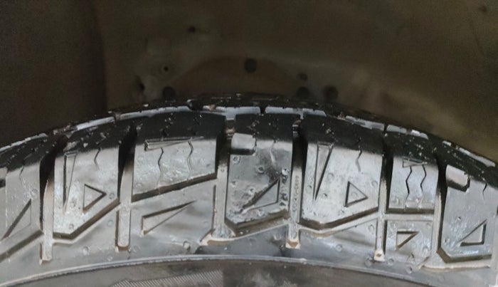 2013 Ford Endeavour 2.5L 4X2 MT, Diesel, Manual, 74,042 km, Right Front Tyre Tread