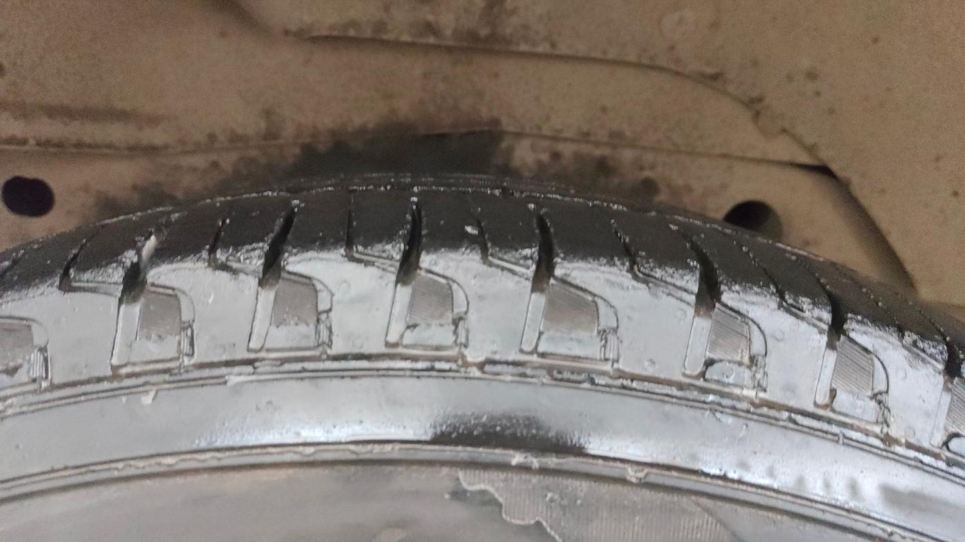 2013 Ford Endeavour 2.5L 4X2 MT, Diesel, Manual, 74,032 km, Right Rear Tyre Tread