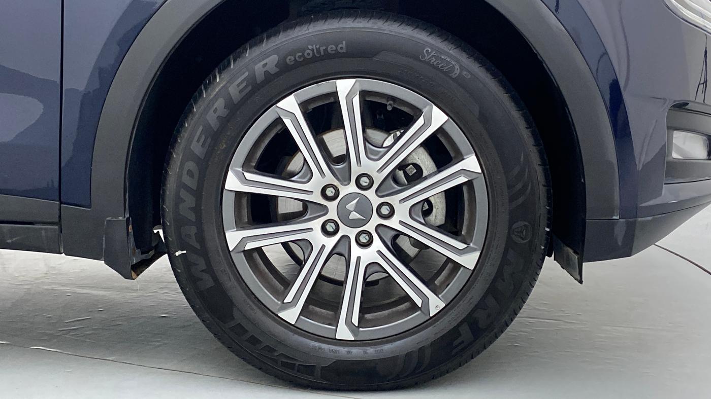 2021 Mahindra XUV700 AX 7 P MT 7 STR, Petrol, Manual, 5,956 km, Right Front Wheel