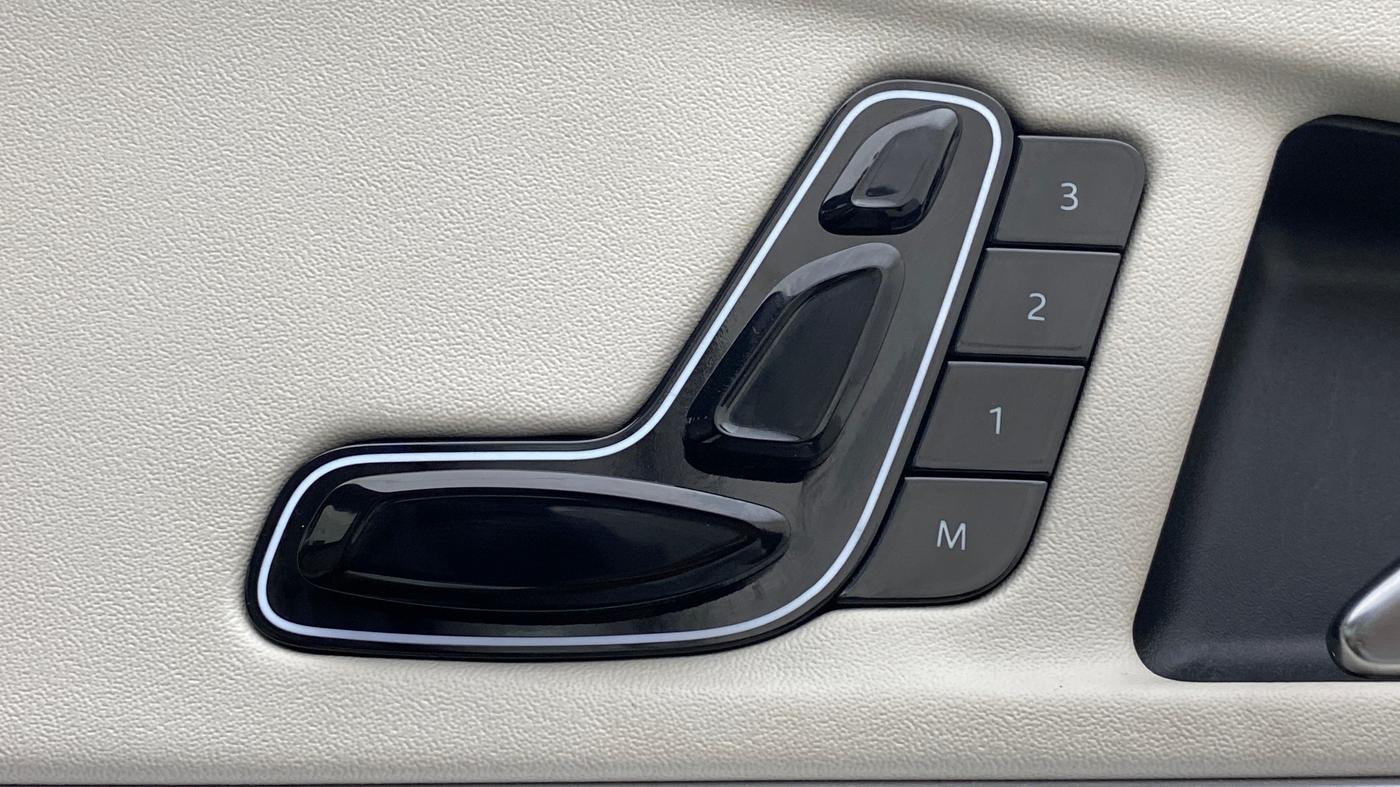 2021 Mahindra XUV700 AX 7 P MT 7 STR, Petrol, Manual, 5,956 km, Driver Side Adjustment Panel