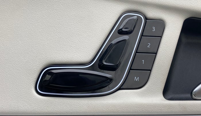 2021 Mahindra XUV700 AX 7 P MT 7 STR, Petrol, Manual, 5,956 km, Driver Side Adjustment Panel