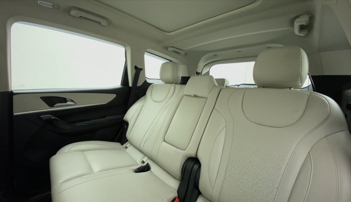 2021 Mahindra XUV700 AX 7 P MT 7 STR, Petrol, Manual, 5,956 km, Right Side Rear Door Cabin