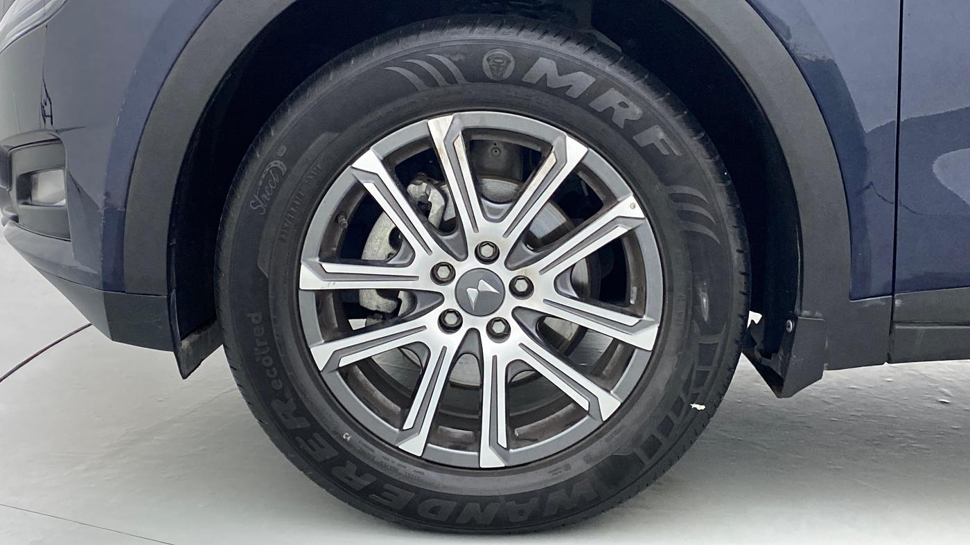 2021 Mahindra XUV700 AX 7 P MT 7 STR, Petrol, Manual, 5,956 km, Left Front Wheel