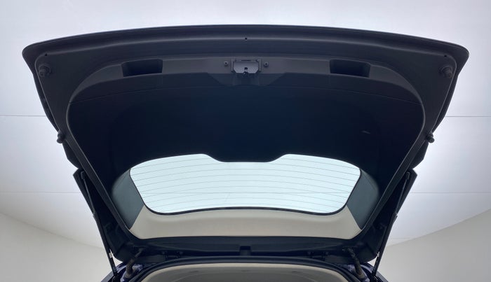 2021 Mahindra XUV700 AX 7 P MT 7 STR, Petrol, Manual, 5,956 km, Boot Door Open