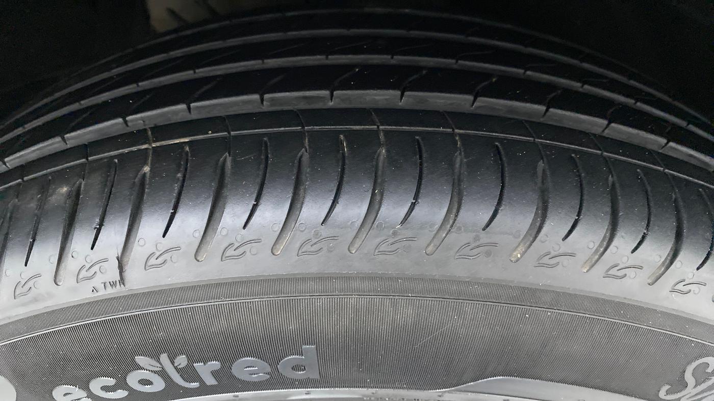 2021 Mahindra XUV700 AX 7 P MT 7 STR, Petrol, Manual, 5,956 km, Right Front Tyre Tread