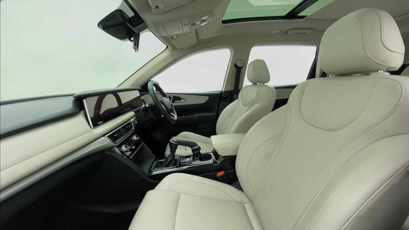 2021 Mahindra XUV700 AX 7 P MT 7 STR, Petrol, Manual, 5,956 km, Right Side Front Door Cabin