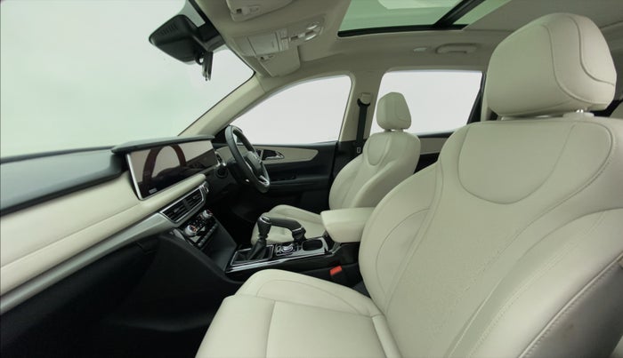 2021 Mahindra XUV700 AX 7 P MT 7 STR, Petrol, Manual, 5,956 km, Right Side Front Door Cabin