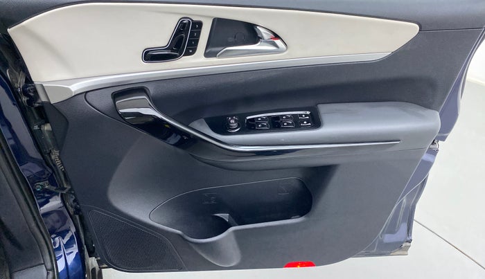 2021 Mahindra XUV700 AX 7 P MT 7 STR, Petrol, Manual, 5,956 km, Driver Side Door Panels Control