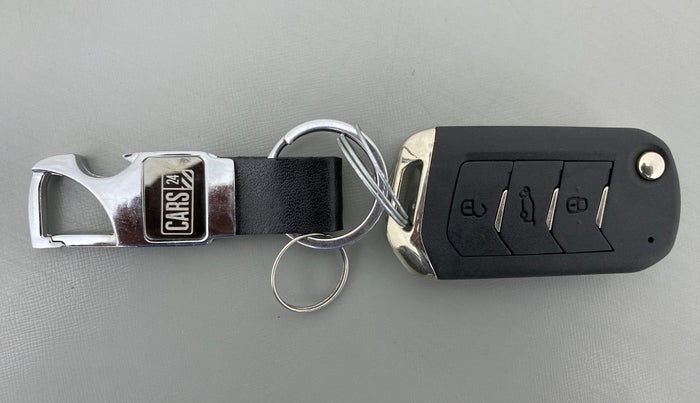 2021 Mahindra XUV700 AX 7 P MT 7 STR, Petrol, Manual, 5,956 km, Key Close Up