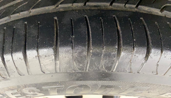 2019 Mahindra KUV 100 NXT K2+ P 6 STR, Petrol, Manual, 23,399 km, Left Front Tyre Tread