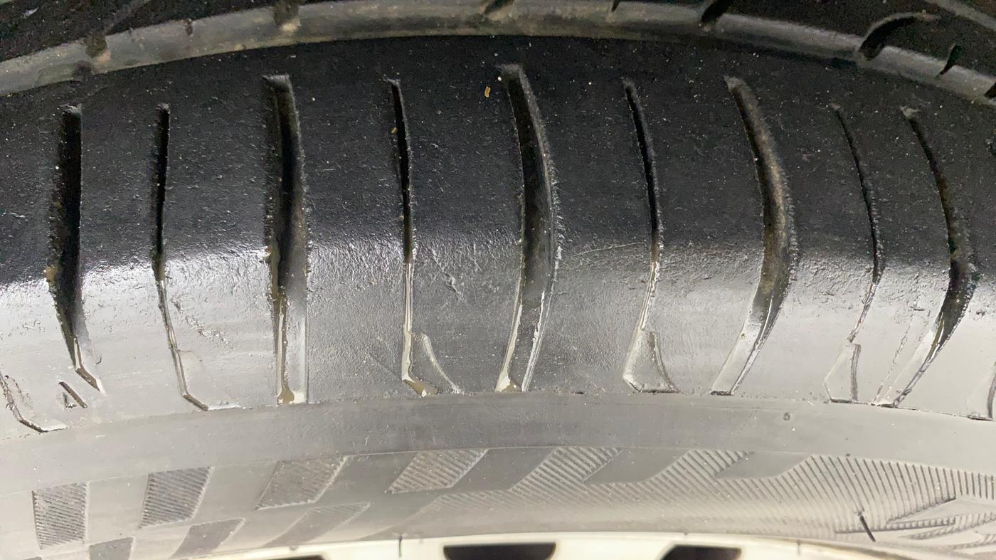 2019 Mahindra KUV 100 NXT K2+ P 6 STR, Petrol, Manual, 23,399 km, Right Front Tyre Tread