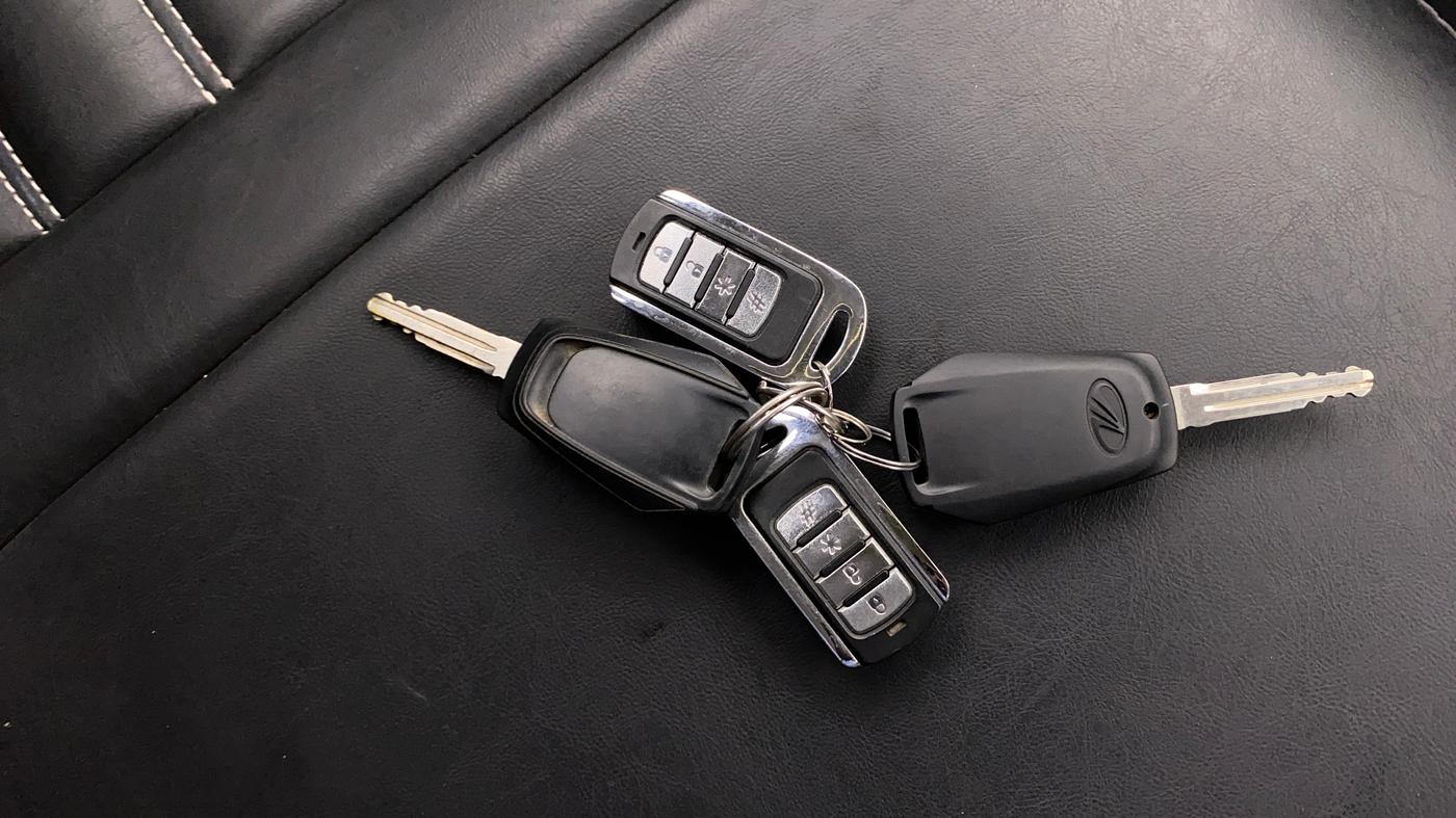 2019 Mahindra KUV 100 NXT K2+ P 6 STR, Petrol, Manual, 23,399 km, Key Close Up