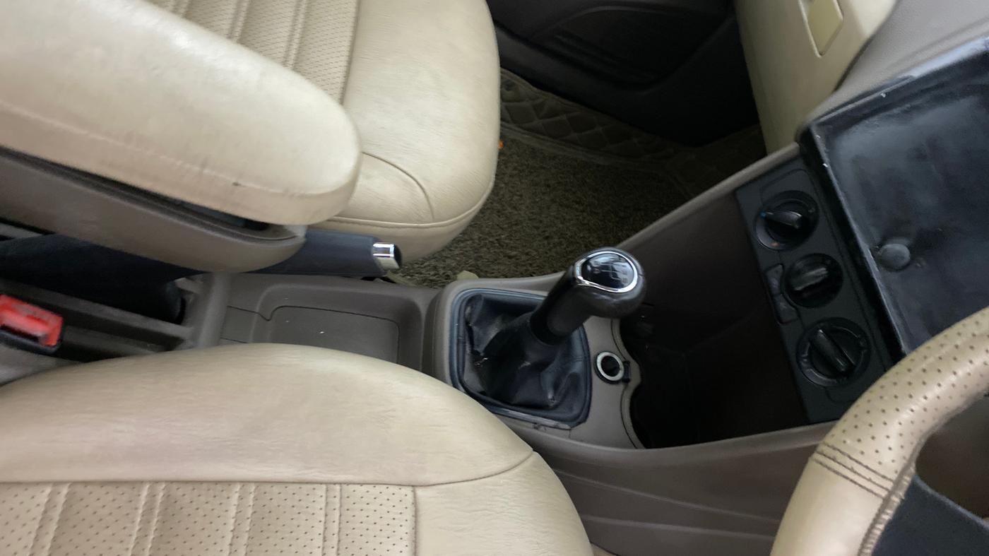 2013 Skoda Rapid AMBITION 1.6 TDI CR MT, Diesel, Manual, 1,03,640 km, Gear Lever
