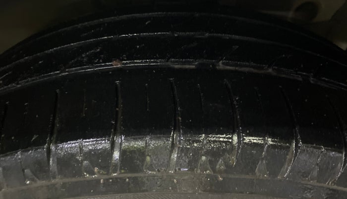 2016 Hyundai Verna 1.4 VTVT, Petrol, Manual, 1,23,771 km, Right Front Tyre Tread