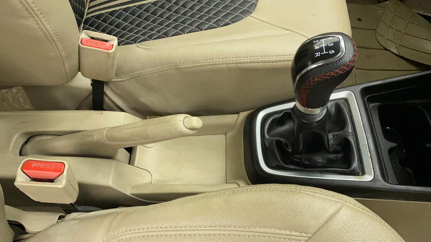 2017 Maruti Dzire LXI, Petrol, Manual, 22,148 km, Gear Lever