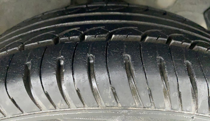 2011 Hyundai i20 MAGNA 1.2 VTVT, CNG, Manual, 59,218 km, Right Front Tyre Tread