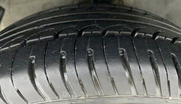 2011 Hyundai i20 MAGNA 1.2 VTVT, CNG, Manual, 59,218 km, Left Front Tyre Tread