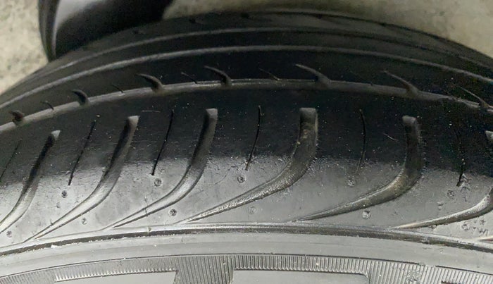 2011 Hyundai i20 MAGNA 1.2 VTVT, CNG, Manual, 59,218 km, Left Rear Tyre Tread