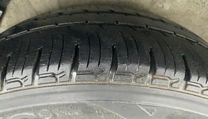 2011 Hyundai i20 MAGNA 1.2 VTVT, CNG, Manual, 59,218 km, Right Rear Tyre Tread